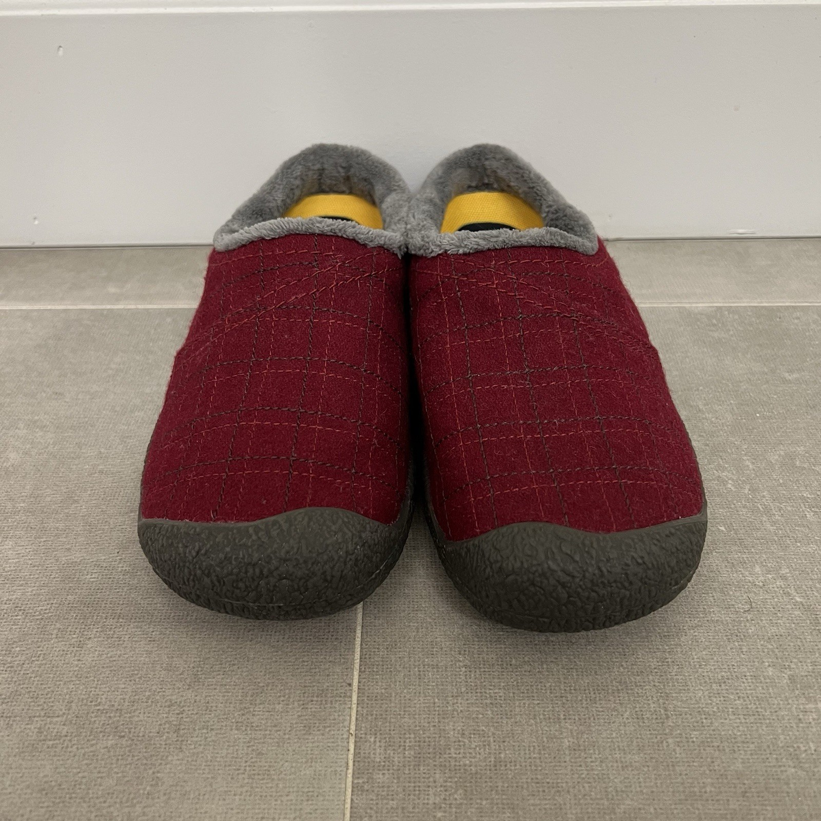 Keen Howser Wrap Slide donna 7 rosso basso isolato sandalo scarpe comode