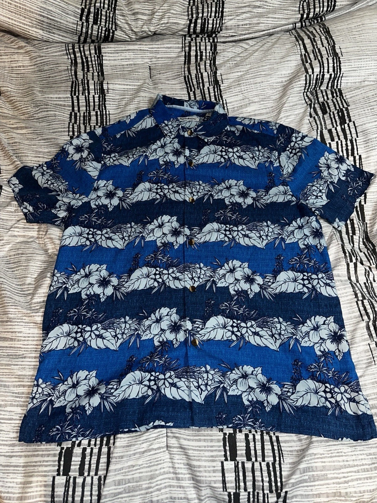 Tommy Bahama Shirt Mens XL Button Up Silk Blend S/S Blue Tropical Hawaii AOP