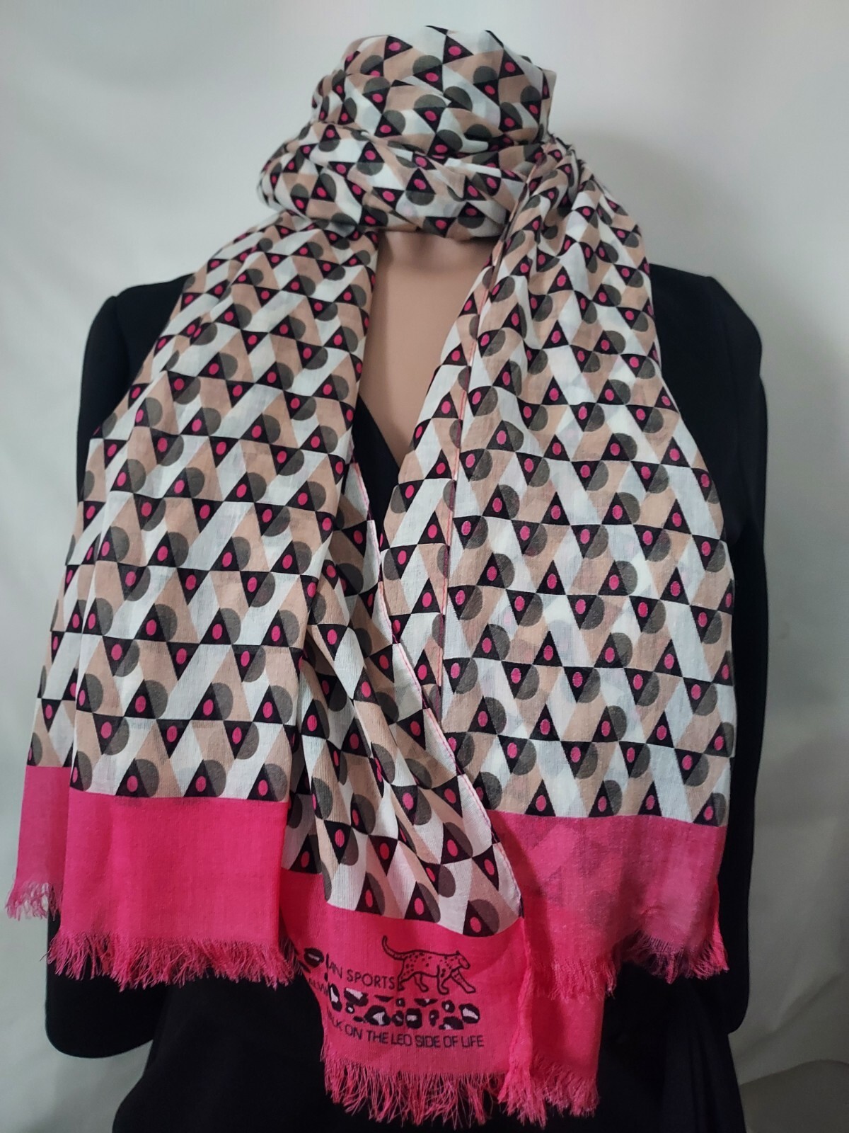 Pañuelo bufanda de Marc Cain fucsia y beige