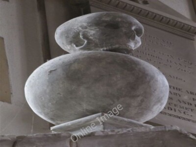 Foto 6x4 Schädel auf dem Grab Pangbourne Das eher grausige Bildnis oben auf c2009