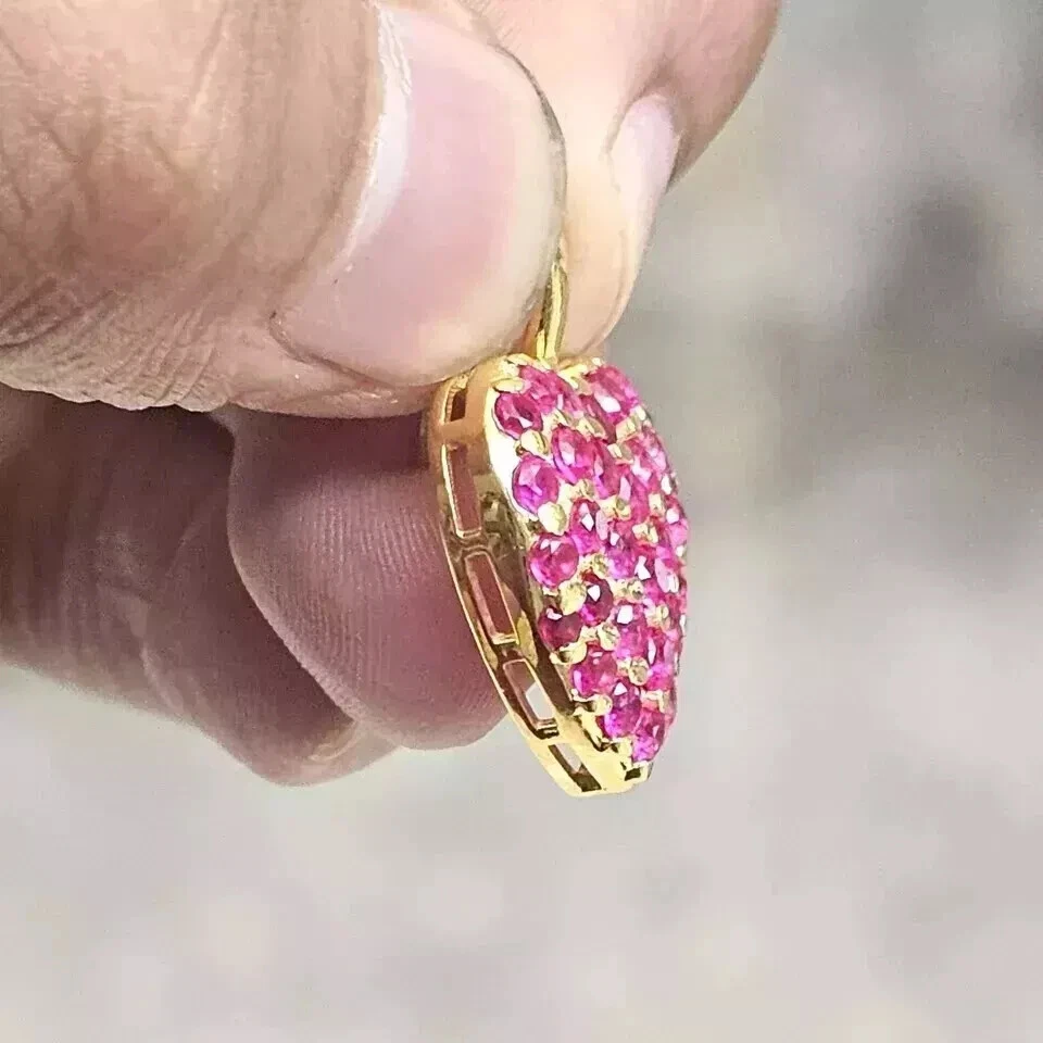 Colgante para mujer enchapado en oro amarillo de 14 quilates redondo de 1,20 quilates creado en laboratorio con corazón de rubí rosa Foto 3 de 4