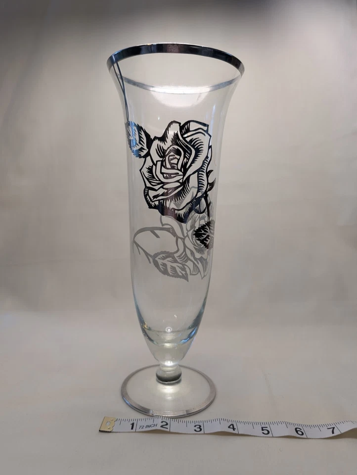 Jarrón vintage Rockwell Silver Company con patas de cristal con rosas superpuestas de plata Foto 2 de 4