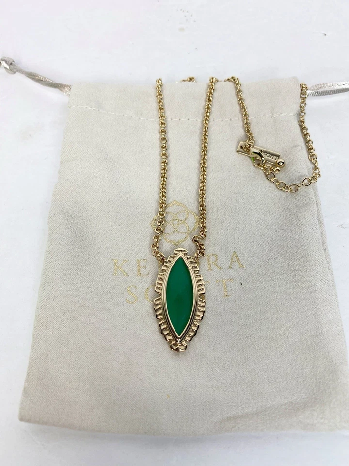 Collar Kendra Scott Vintage Joelio Vidrio Verde Tono Dorado Foto 3 de 4