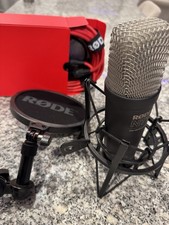 Rode NT1 Signature Series Large-Diaphragm Condenser Microphone - Black 