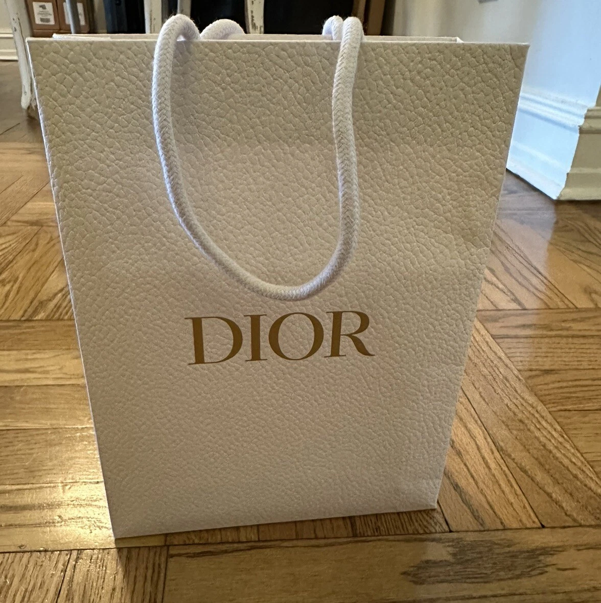Sac cadeau Dior en papier grainé blanc   9,5” X 8” X 3”
