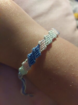 Stickgarn rosa und lila Armband