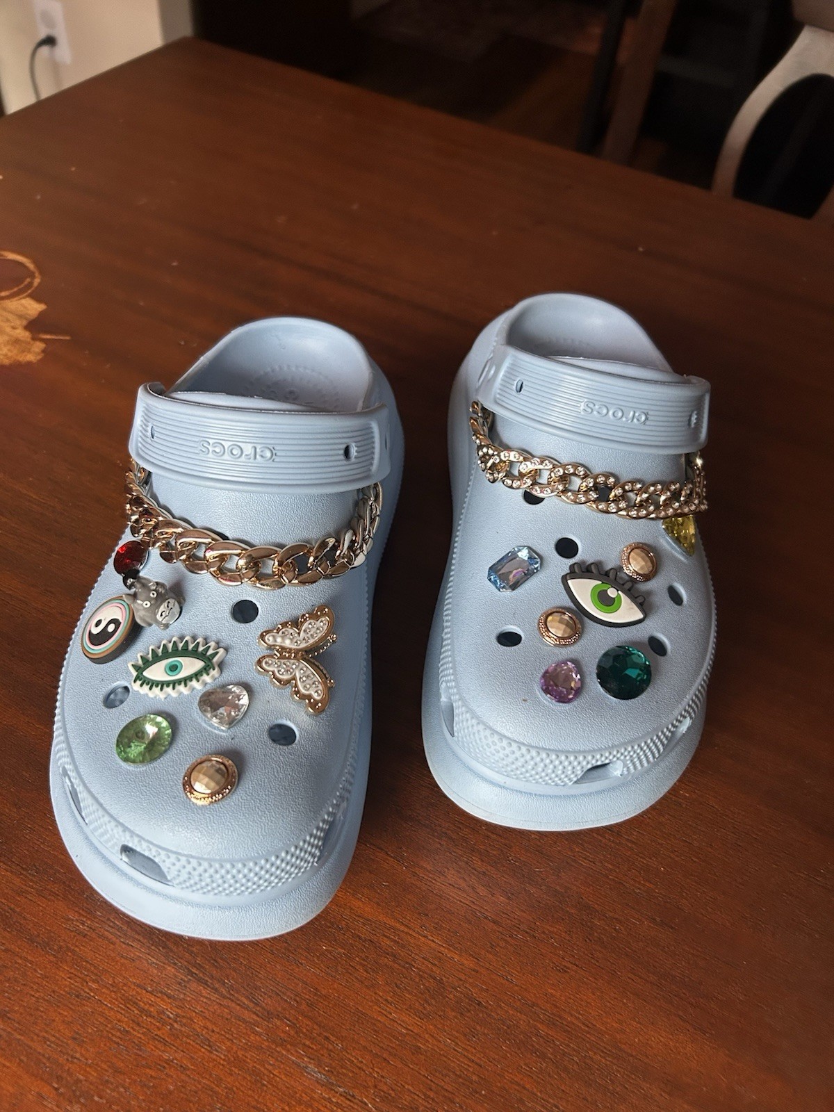 Crocs Classic Clog Women’s US 7 UK 5 Blue Slip-On Comfort Chain Charms