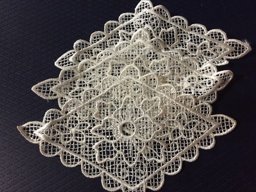3 Diamond Rhombus Off White Lace Floral Appliqués Motif Patch, musty - Picture 2 of 4