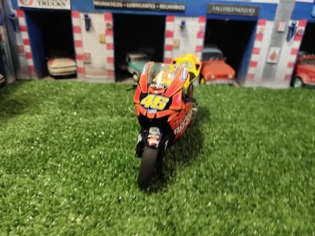 HONDA RC 211, CHESTE (2003) VALENTINO ROSSI, ALTAYA, 1:12 ,DIE CAST NEW - Image 4 of 4