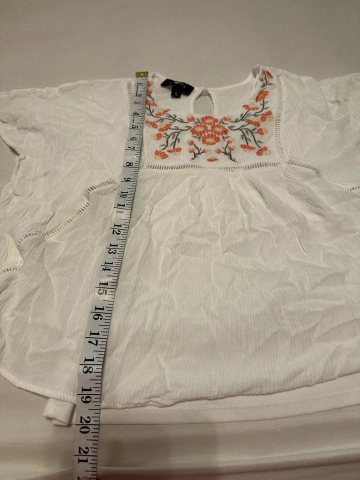 Blusa Amy Byer Blanca Ala de Murciélago Floral Bordada Niñas Jóvenes Talla 16 XL USADA EN EXCELENTE ESTADO Foto 4 de 4