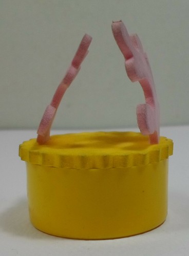 VTG 80's YELLOW SAND w/ PINK CORALS 2'' PENCIL SHARPENER - Picture 4 of 6