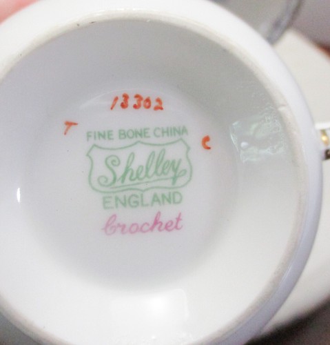 Vintage Shelley Bone China CROCHET Tea Cup & Saucer w/Gold Trim - Picture 3 of 3