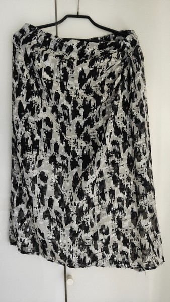 Rock schwarz/weiss mit kleinem schlitz gr.40