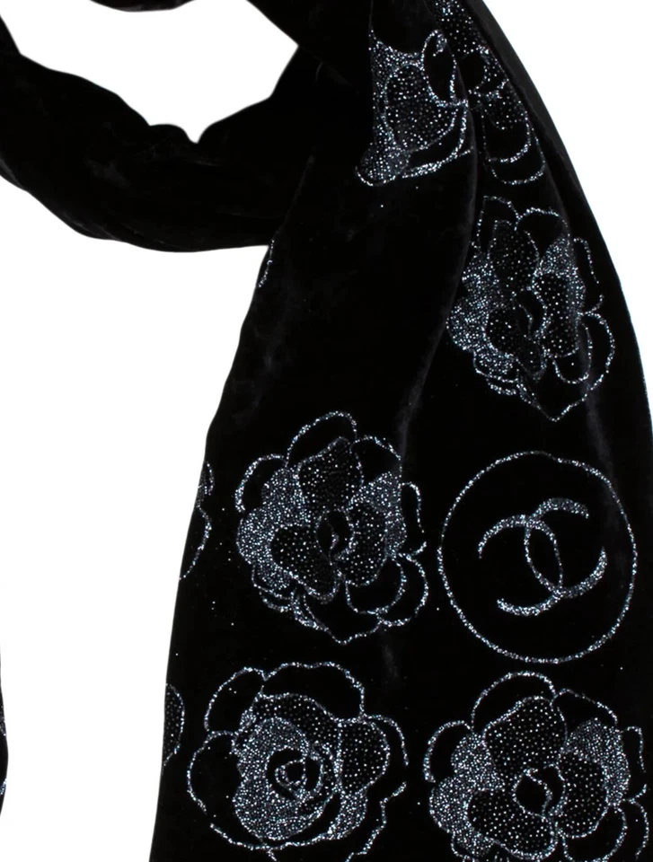Auténtico Nuevo Mantón CHANEL Negro TERCIOPELO ESTOLA PLATEADO Brillo CC y Camelias Foto 2 de 2