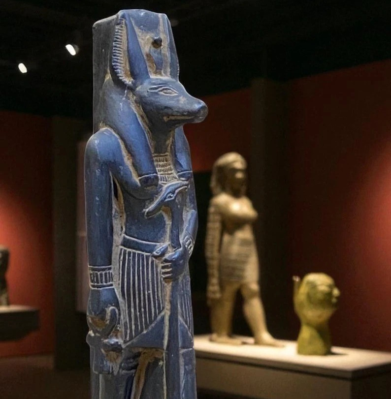 A RARE EGYPTIAN ANTIQUITIES OF AUTHENTIC PHARAONIC STATUE EGYPTIAN GOD ANUBIS BC