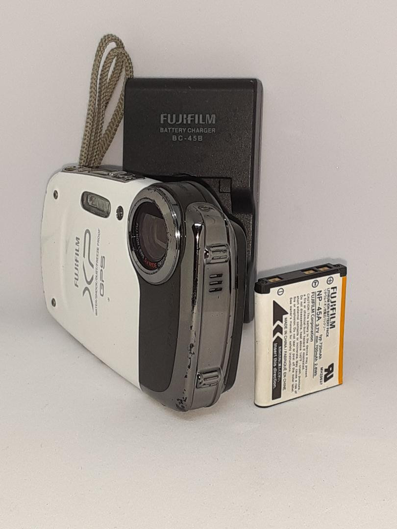 Smartphone-Compatible FUJIFILM FinePix XP30 Digital Camera in Excellent Condition-image