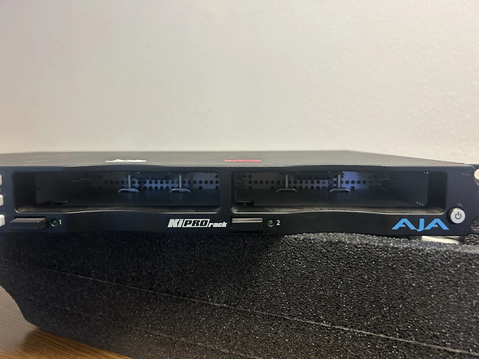 Grabadora y reproductor de video basado en archivos de montaje en rack AJA Ki Pro con KI-STOR500 GB HD Foto 3 de 4