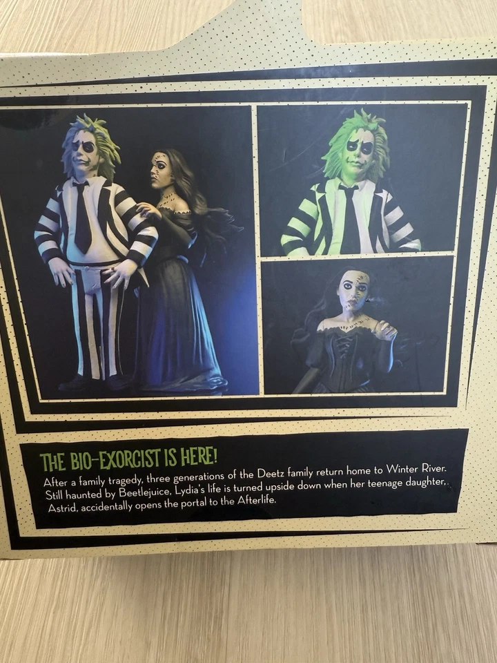 Paquete de 2 juegos de figuras NECA Toony Terrors Beetlejuice & Delores / Lydia & Astrid Foto 3 de 4