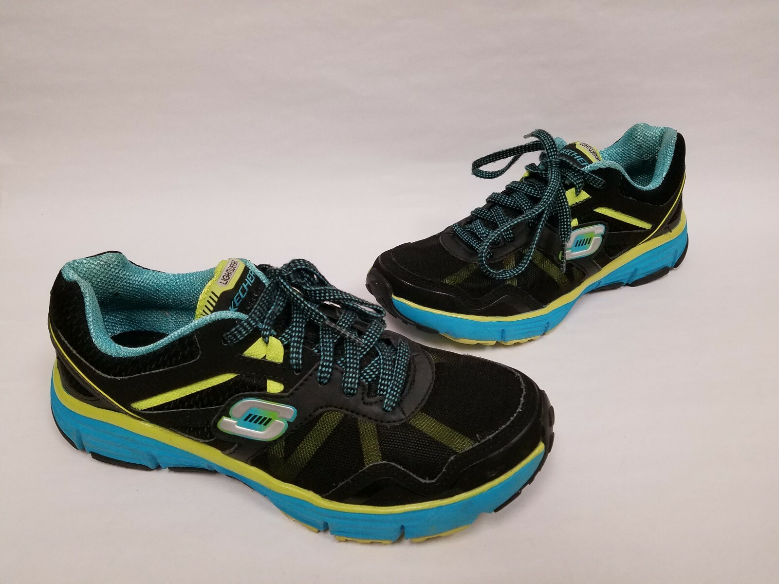 skechers lightweight sneakers