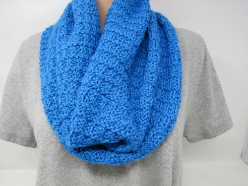 Envoltura de capucha tejida a mano azul texturizada alpaca/merino hembra adulta - Imagen 2 de 6