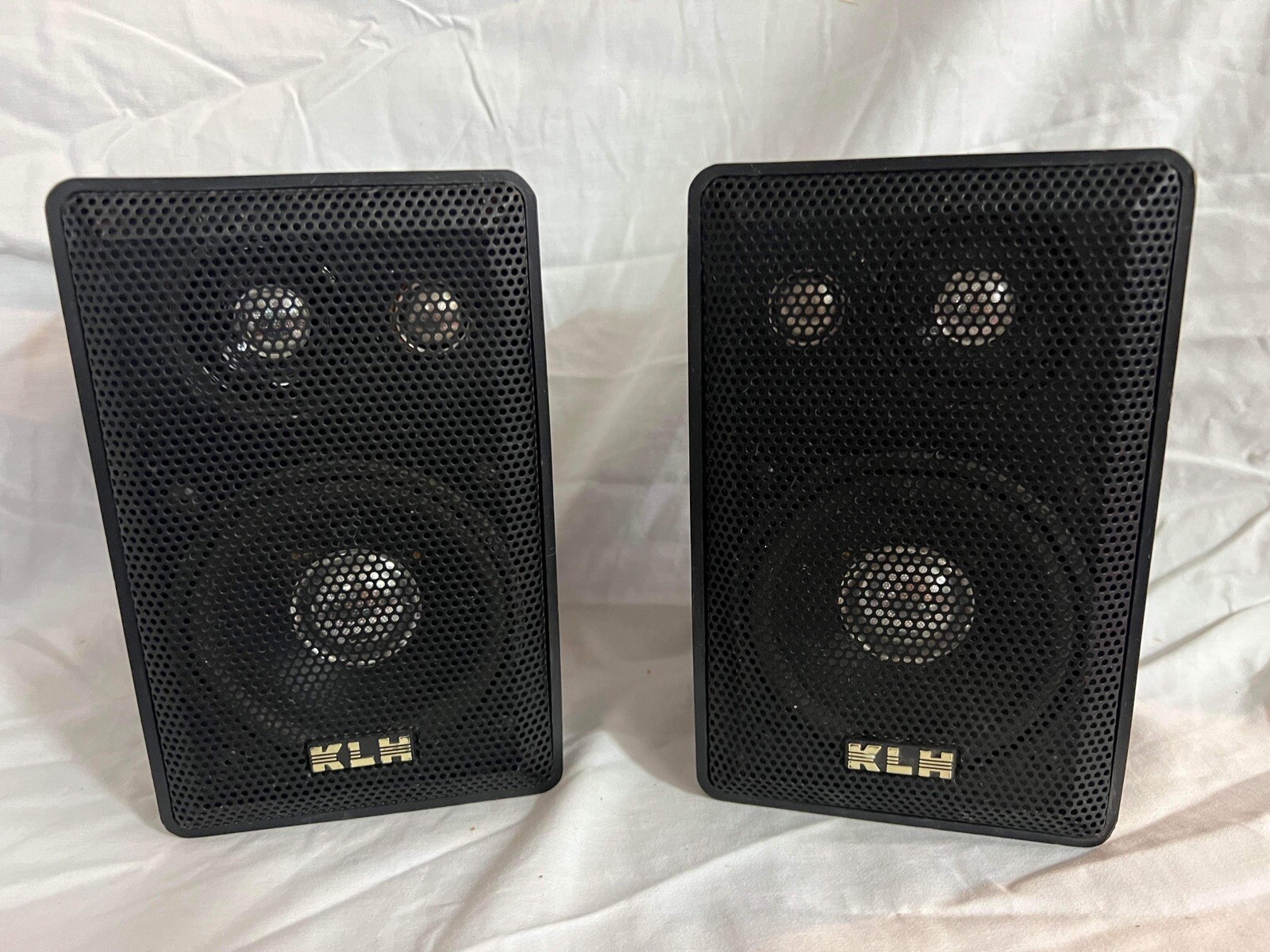 Vintage KLH Indoor/Outdoor Mount Bookshelf Speakers. Model 403 40W 6OHM