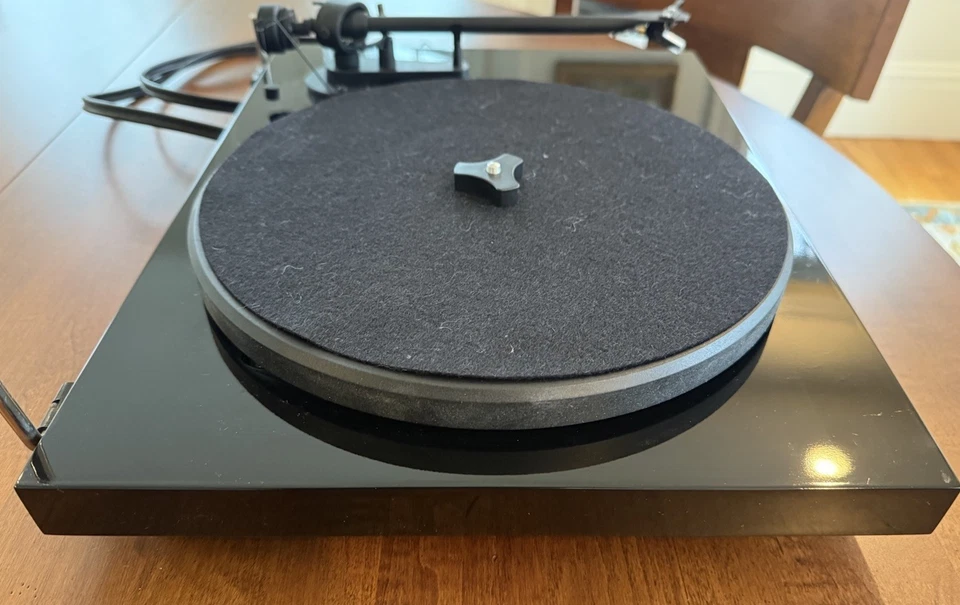 Pro-Ject Audio Systems Debut III Hi-Fi Turntable w/ OM 5E Cartr. + spare stylus - Image 3 of 4