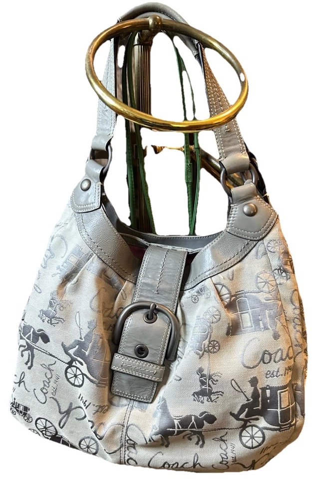 Auténtico hobo grande de la firma Coach para caballos y carruajes. Gris marfil Foto 3 de 4