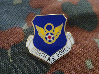 A28-26) US Pin Badges Abzeichen Crest Air Force 8th Air Force