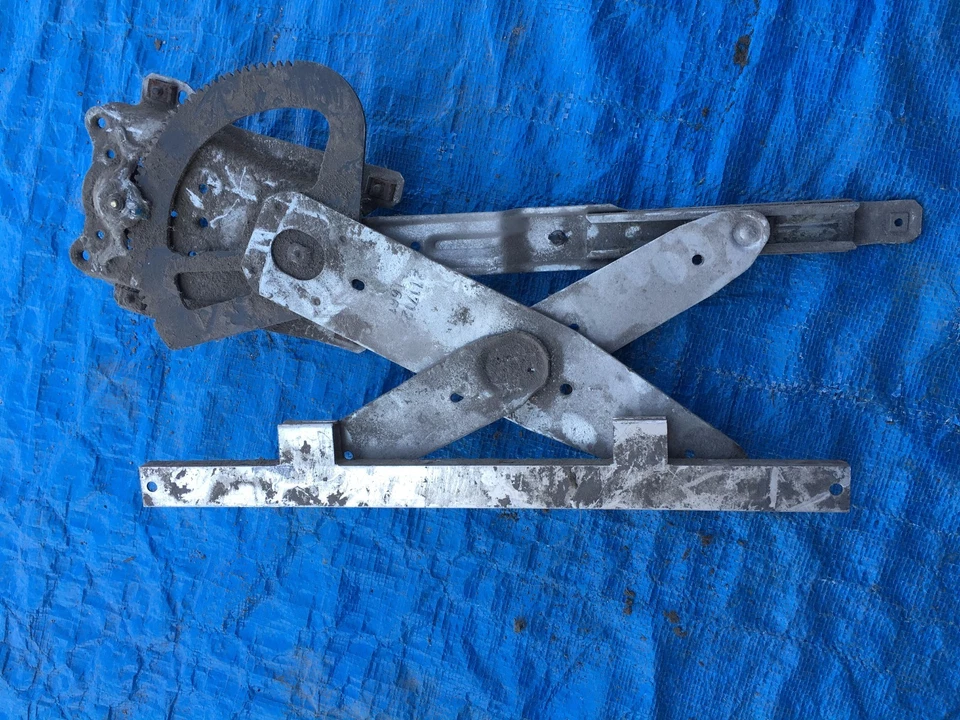 96-02 SATURN SL1 SL2 SW2 SW1 Pasajero Derecha Manual Delantero Ventana Regulador OEM Foto 2 de 3