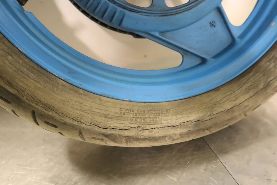 Honda Interceptor 1988 VTR OEM llanta delantera con neumático #8768 Foto 2 de 3