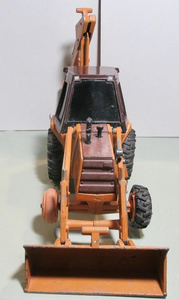 Case 580E Backhoe / Loader For Parts Or Restoration ( Ertl #287 ) 1/16 Scale - Image 2 of 4