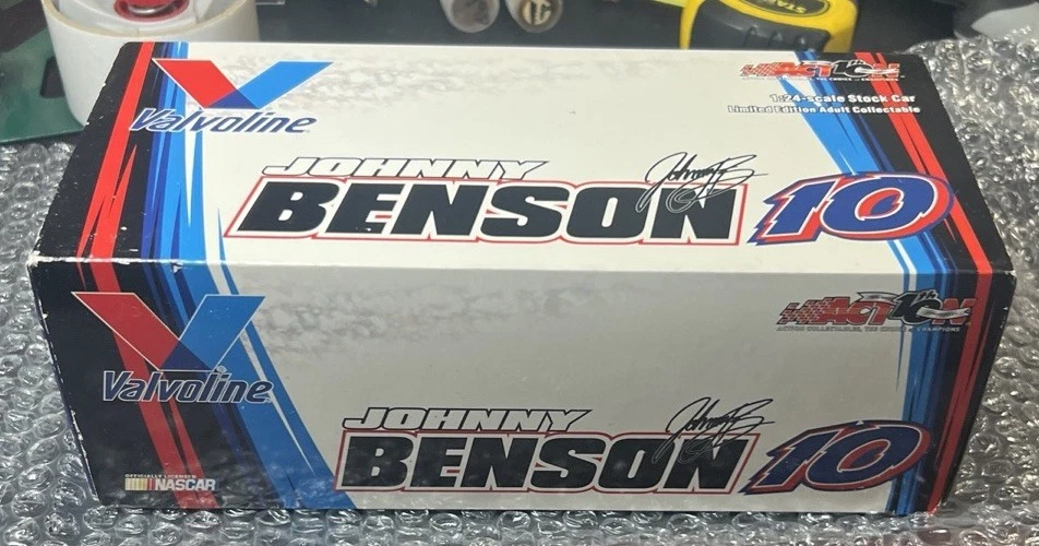 #10 JOHNNY BENSON VALVOLINE 2002 "GRAND PRIX" 1:24 SCALE Diecast, Action - Image 2 of 4