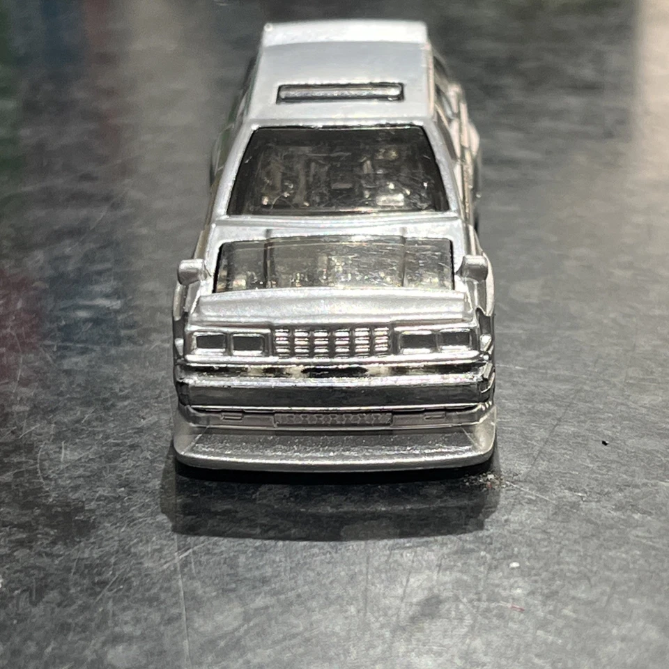 Coche Hot Wheels Nissan Máxima Drift cromado con pilotos reales Foto 3 de 4