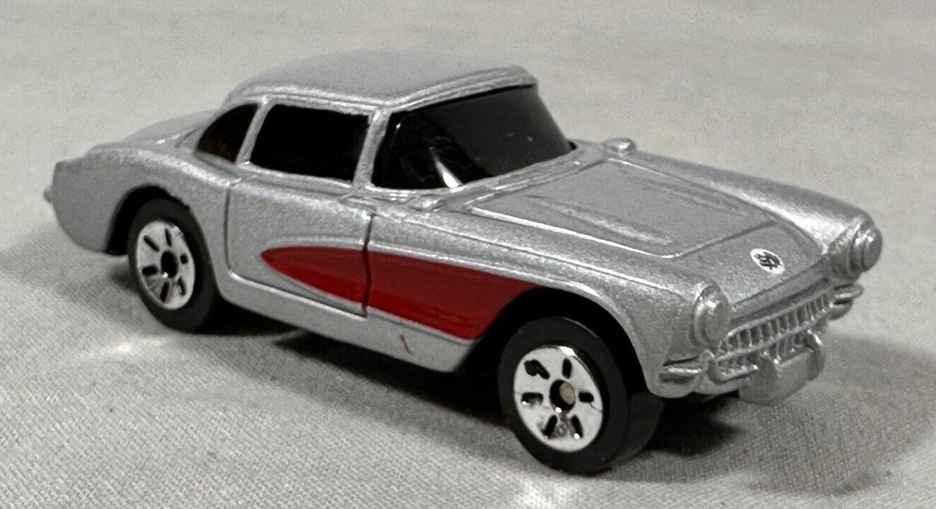 Maisto 1957 Chevrolet Corvette Silver with red coves 1:64 Scale Diecast Metal