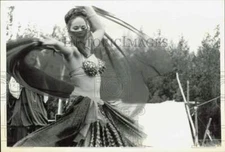 Press Photo Narnina dancing with beautiful colors of exotic life - lrb20654