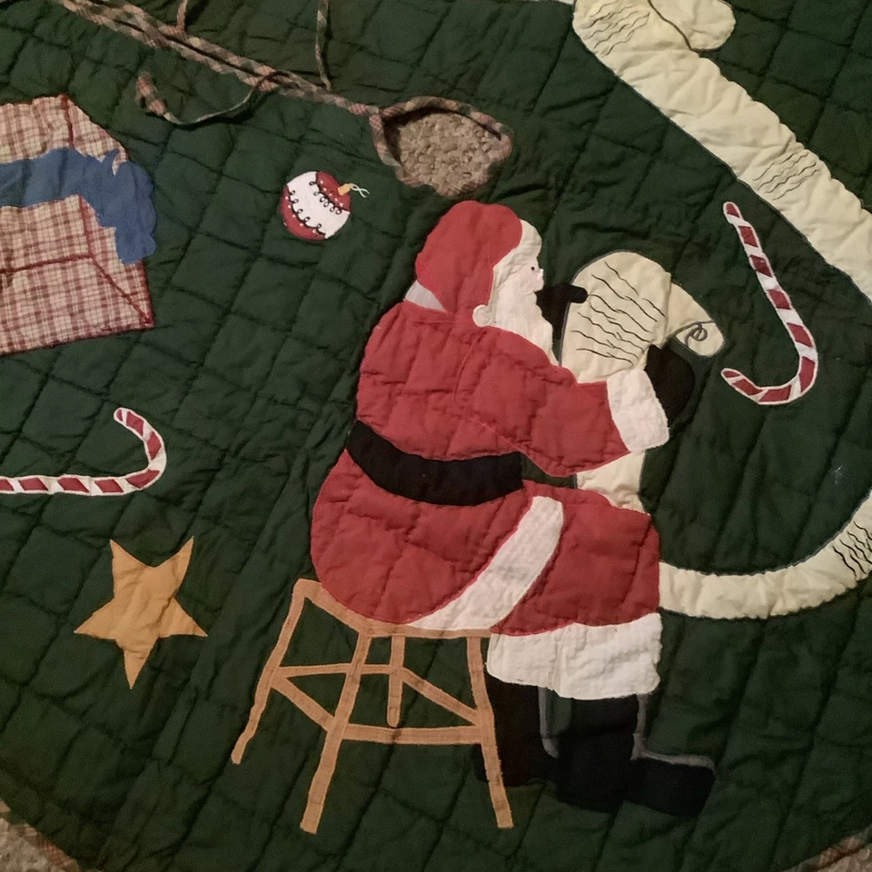 Falda de árbol Country Mountain Santa acolchada con retazos 51”. Patch Magic Group Foto 3 de 4
