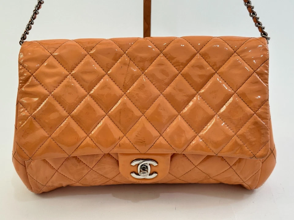 Bolso de hombro Chanel naranja acolchado charol clásico con solapa Foto 2 de 4