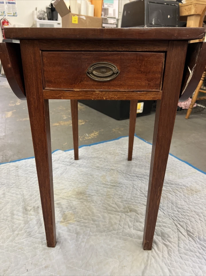 Mesa Pembroke hoja caída un cajón con detalle de paloma americana Foto 3 de 4