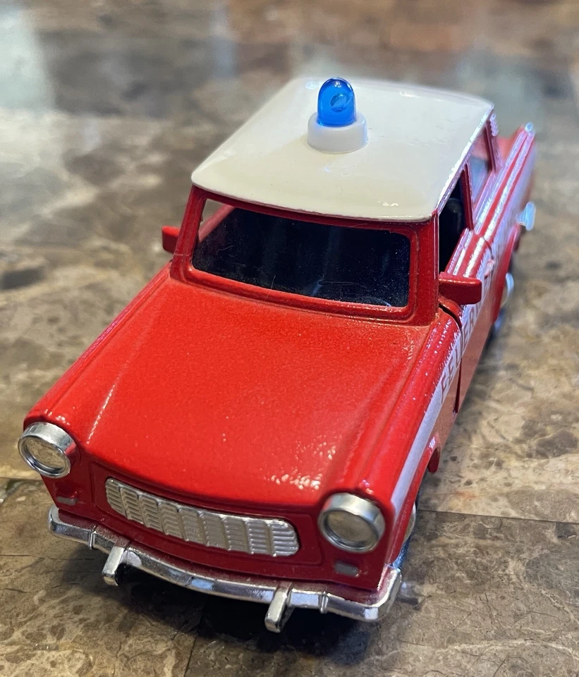 Modelo de coche del Departamento de Bomberos Trabant “Trebby”.  Alemania Oriental.  5”x2.5”x2”. Excel Con Foto 2 de 4