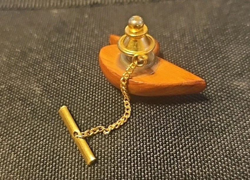 Pin de corbata de pato tallado en madera vintage Foto 2 de 4