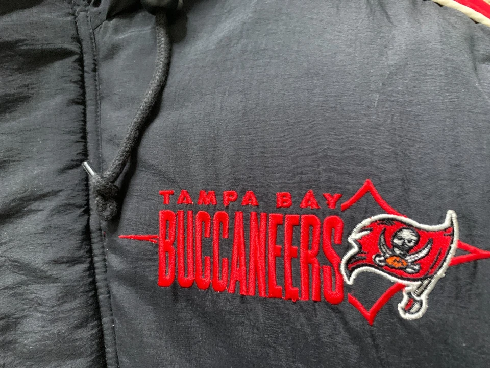 Chaqueta De Colección Tampa Buccaneers Para Hombres Extra Grande Negra Aislada Con Capucha Arrancador Foto 3 de 4