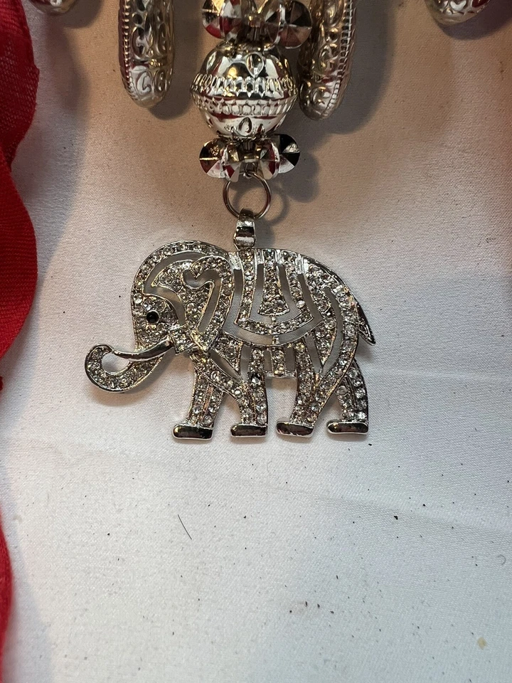 Par de chal de collar de tela bufanda para mujer negro/rojo con elefantes plateados Foto 3 de 4