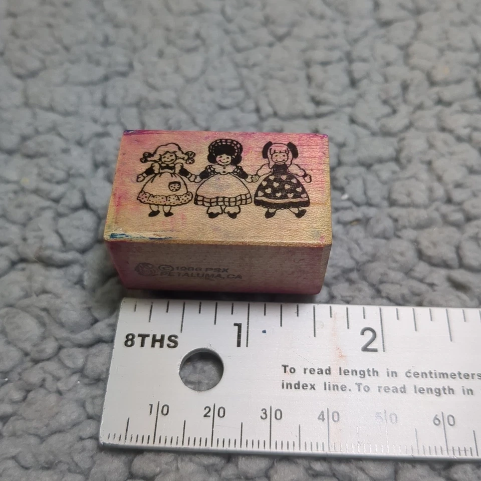 Sello de goma montado en madera Psx 1986 vintage tres muñecos de trapo niñas tomados de la mano Foto 3 de 4