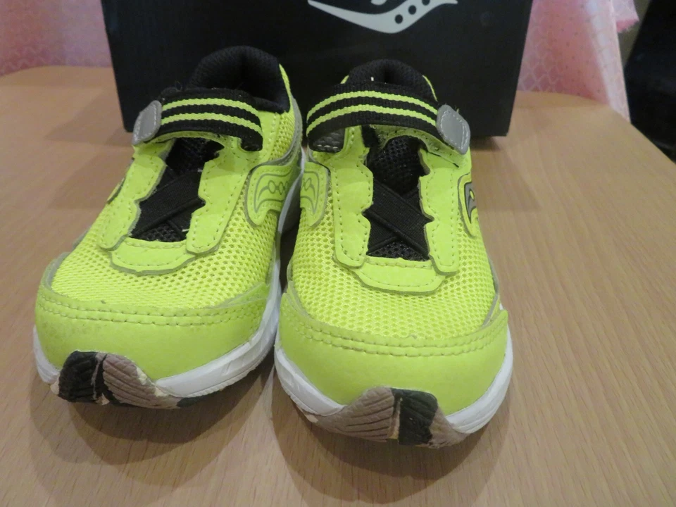 *NUEVOS Zapatos de Tenis Saucony Ride 10 Verde Citrón para Niños Pequeños, 8 Foto 2 de 4