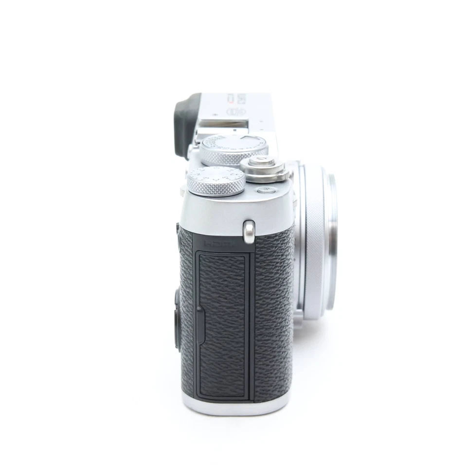 Fujifilm Fuji X100F Silver Digital Camera Shutter Count 3900 - Image 4 of 4