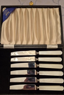 VTG SET OF 6 VINERS OF SHEFFIELD ENGLAND SS STEAK KNIVES W/PEARL HANDLE IN CASE