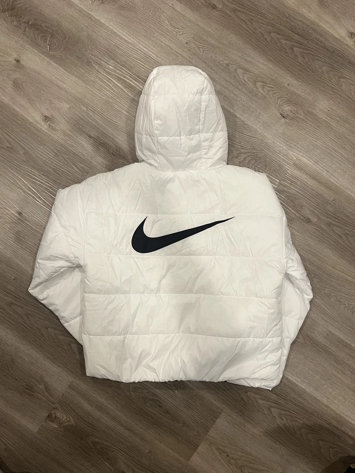 Chaqueta blanca repelente con etiquetas Nike Sportswear ThermaFit para mujer talla S DJ6 G3D Foto 3 de 4