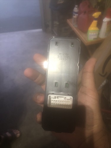 HYUNDAI TUCSON 1.7CRDi 2017 WINDOW SWITCH PANEL FRONT RIGHT - Picture 2 of 3