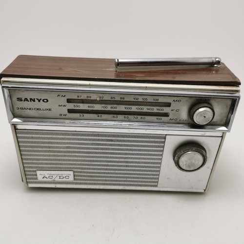 Sanyo 10GA-605P 3 band deluxe All Transistor AC/DC Portable Radio NOT WORKING