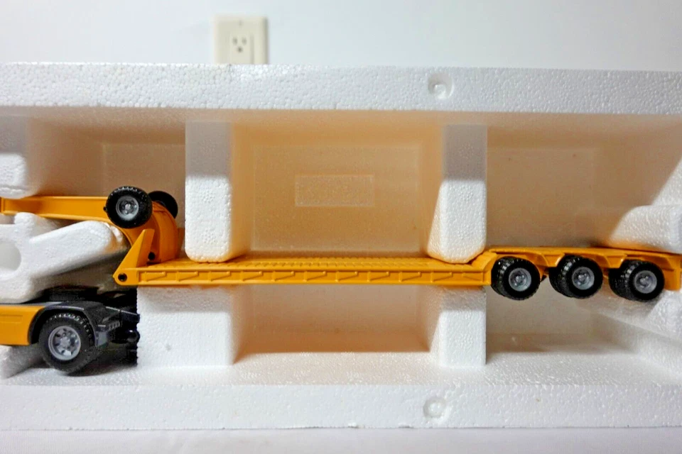 JOAL 343 Compact DAF 95 XF Truck High Cab with Lowbed Trailer 1:50 Scale - Image 4 of 4